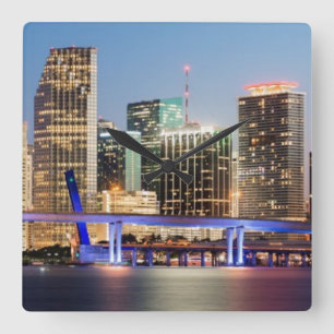 Horloge Carrée Illuminated skyline of downtown Miami at dusk