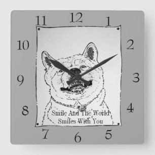 Horloge Carrée image drôle d'akita souriant avec le slogan pour