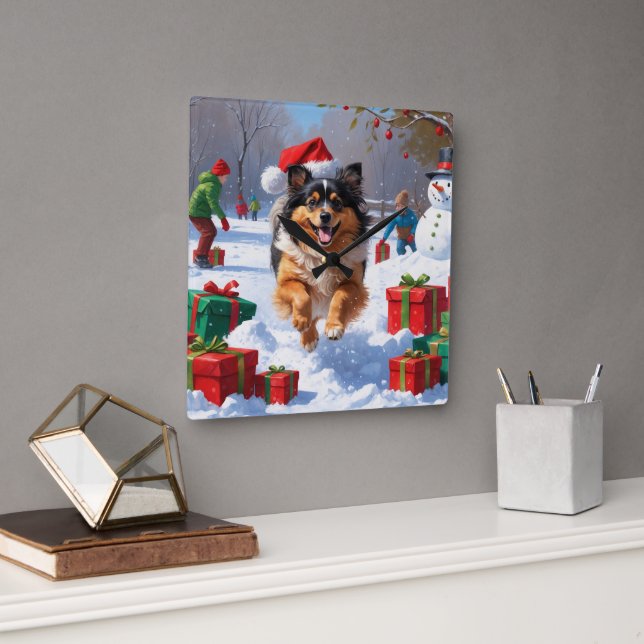 Horloge Carrée Keeshond Chien courant dans la neige avec le Casqu (Bureau)