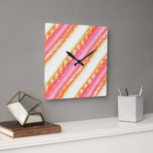 Horloge Carrée Lacelike sur de larges rayures dans soyeux rose à 