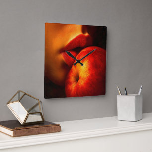 Horloge Carrée Le Baiser de Nectarine – Un Portrait Intime