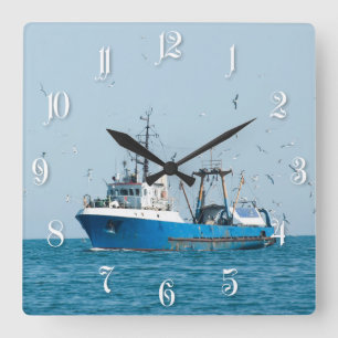 Horloge Carrée Le navire de pêche revient au port.