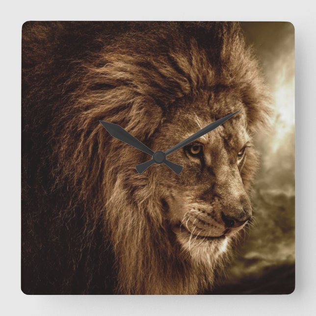 Horloge Carrée Lion contre le ciel orageux (Recto)