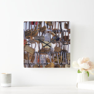 Horloge Carrée Love Locks et la Tour Eiffel. Paris. France.