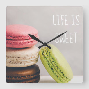 Horloge Carrée Macarons français dans des couleurs vintages en