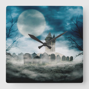 Horloge Carrée Maison hantée sur un cimetière. Scène d'Halloween.