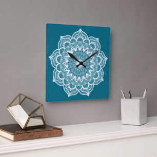 Horloge Carrée Mandala blanc sur fond bleu