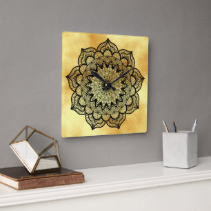 Horloge Carrée Mandala noir sur fond or doux