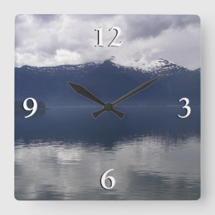Horloge Carrée Mer d'Alaska brumeuse aux nuances de bleu