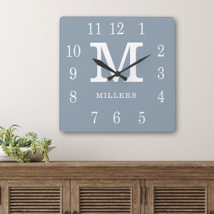 Horloge Carrée Monogramme Moderne de Nom de Famille Bleu Poussiér