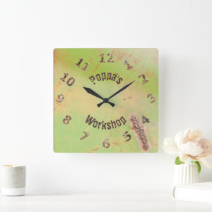 Horloge Carrée Nom personnalisé Rustic Garage Workshop Green Pat