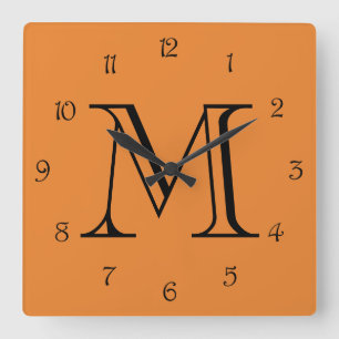 Horloge Carrée Numéros de script noir monogramme sur la chaîne wc