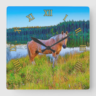 Horloge Carrée Palomino Pinto par scène de lac et de forêt