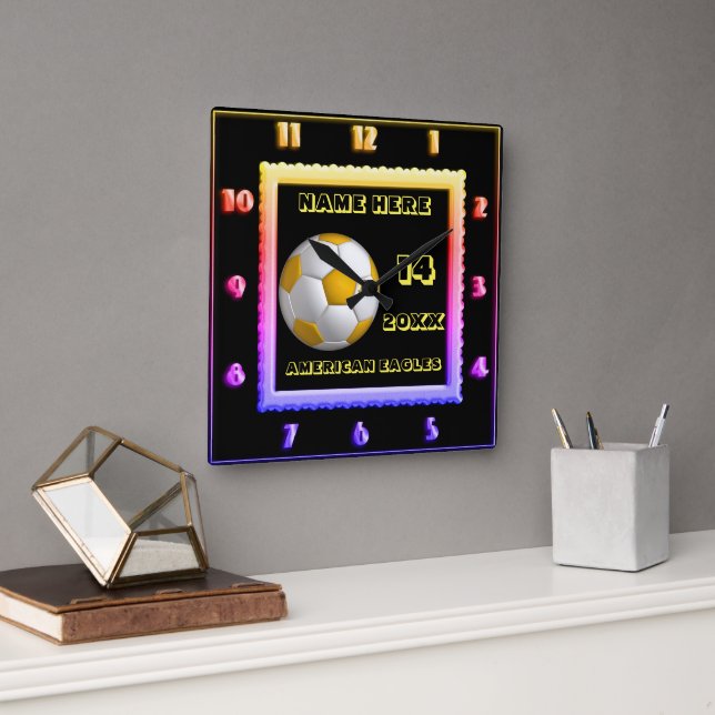 Horloge Carrée Personnalized Yellow Text Soccer square clock (Bureau)