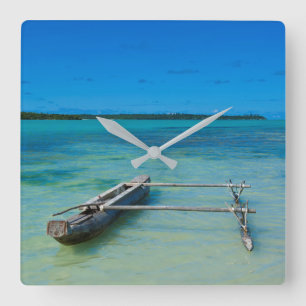 Horloge Carrée Pirogue à balancier dans un océan peu profond
