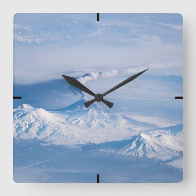 Horloge Carrée Plume Émanant Du Volcan Kliuchevskoi. (Recto)