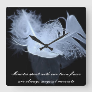 Horloge Carrée Plumes jumelles et réflexion de flamme