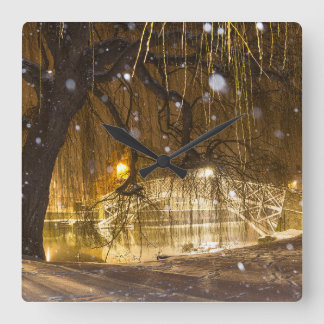 Horloge Carrée Pont chinois dans la neige.