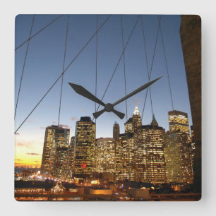 Horloge Carrée Pont de Brooklyn au crépuscule avec la skyline de
