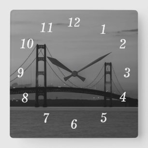 Horloge Carrée Pont Mackinac À L'Horloge Mural En Niveaux De Gris