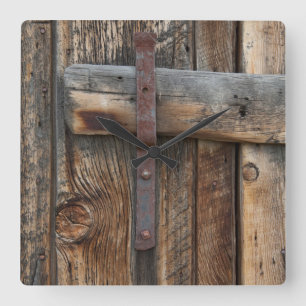 Horloge Carrée Porte en bois gros plan