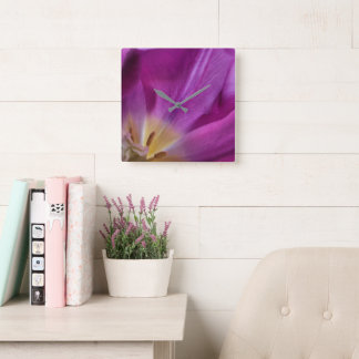 Horloge Carrée Running on Tulip Time, Square Acrylic Wall Clock