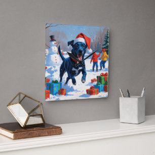 Horloge Carrée Scène festive de Noël avec Blue Heeler dans la nei