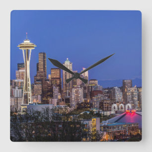 Horloge Carrée Seattle, centre-ville et mont Rainier au crépuscul