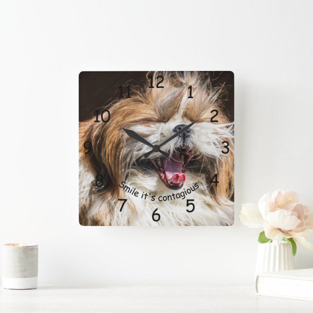 Horloge Carrée Shih tzu bâillant sourire rire texte personnaliser (Maison)