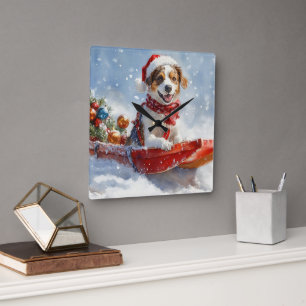 Horloge Carrée Spaniel breton dans un traîneau de Noël