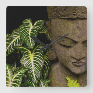 Horloge Carrée Statue dans un jardin Information : Chiang Ma