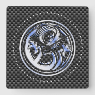 Horloge Carrée Style Chrome badge Dragon sur Carbon Fibre Print