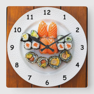 Horloge Carrée Sushi cool et Saumon sur une plaque blanche