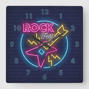 Horloge Carrée Symbole Simulé Rock Fest Neon contre mur de brique