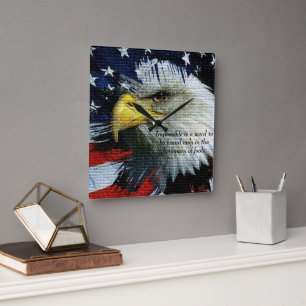 Horloge Carrée Tête de Bald Eagle avec un drapeau américain derri