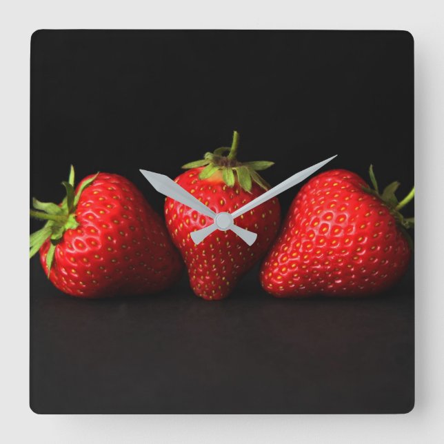 Horloge Carrée Three Strawberries On Black (H) Wall Clock (Recto)