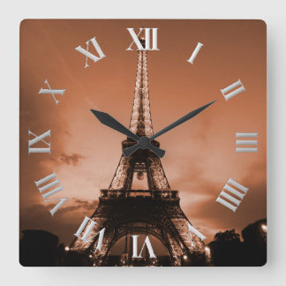 Horloge Carrée Tour Eiffel Belle et Élégante au crépuscule