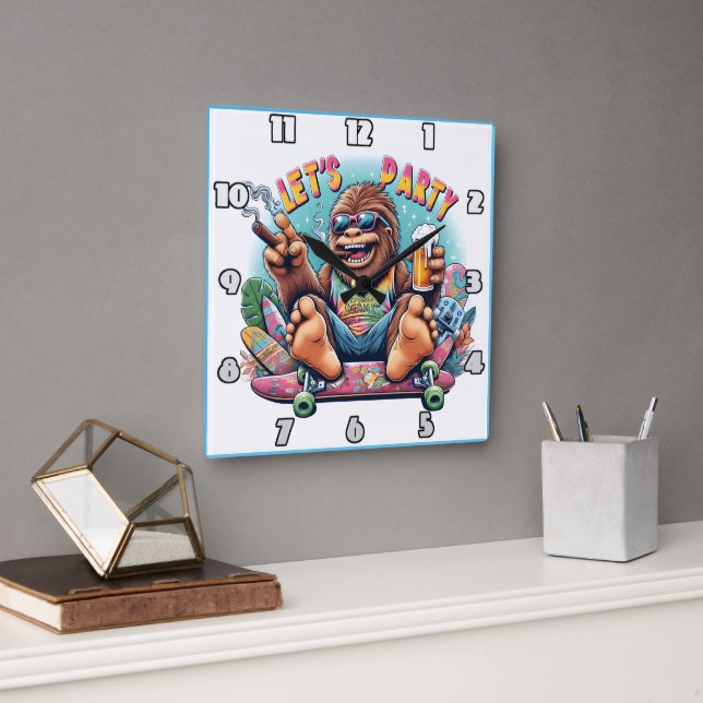 Horloge Carrée Un gorille amoureux fête sur un skateboard (Bureau)