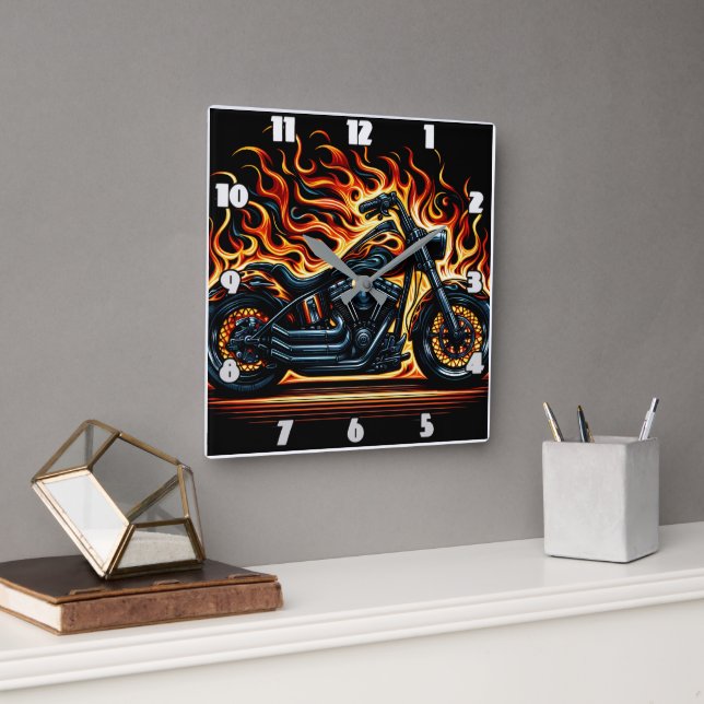 Horloge Carrée Une motocyclette flamboyante sur fond sombre (Bureau)