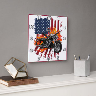 Horloge Carrée Vélo flambé du drapeau américain