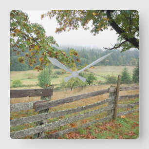 Horloge Carrée Vieille clôture sur une ferme