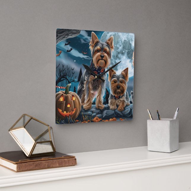 Horloge Carrée Yorkshire Terrier Halloween Éffrayant (Bureau)