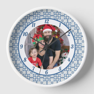 Horloge Charleterie de Noël et pétales de fleurs