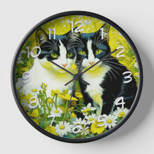 Horloge Chats adorables assis dans un champ de marguerites