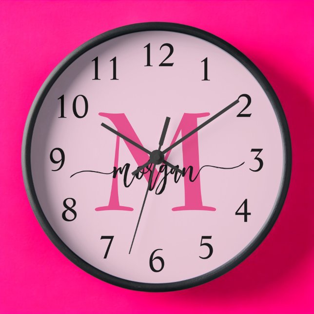 Horloge Chaud rose moderne Script Girl Monogramme Nom (Créateur téléchargé)