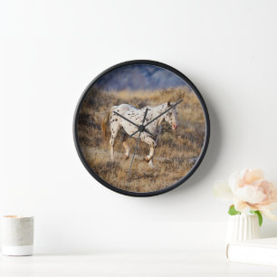 Horloge Cheval errant dans les collines panoramiques de Bi