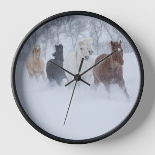 Horloge Chevaux courant à travers la neige