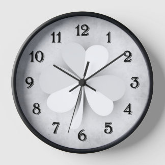 Horloge Clover gris clair avec Feuilles en forme de coeur 