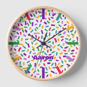Horloge confetti nom coloré moderne