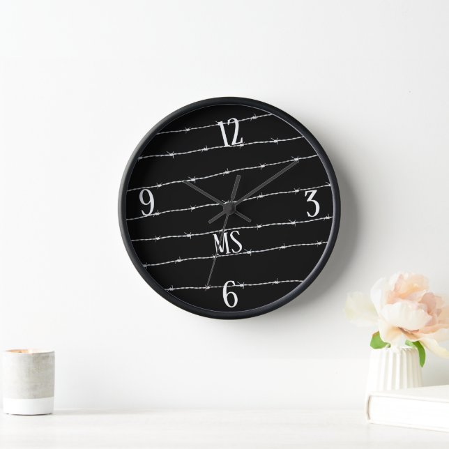 Horloge Cool noir et blanc barbelé motif Monogramme (Maison)